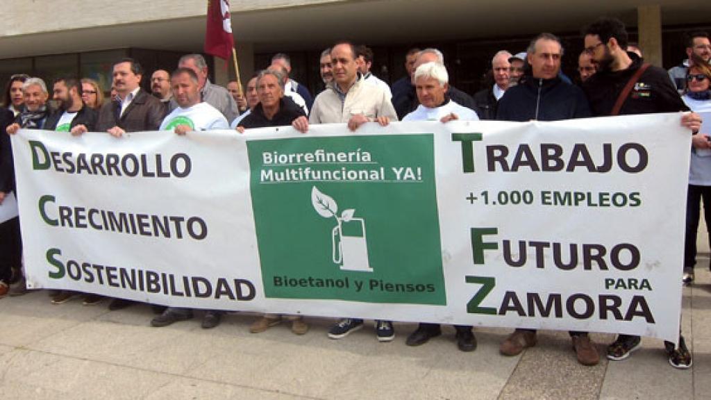 Manifestación de la Plataforma Pro Biorrefinería de  Barcial del Barco a las puertas de las Cortes de Castilla y León