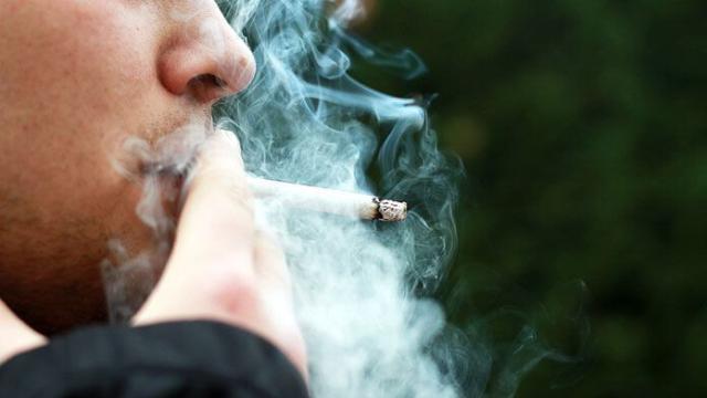 Un joven fumando en una imagen de archivo.