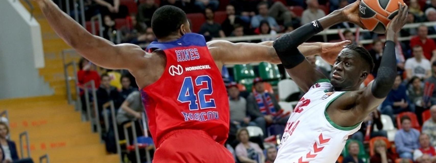 Ilimane Diop frente a Kyle Hines en el primer partido.