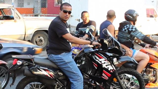 John, jefe del colectivo 23 de Enero, uno de los grupos armados que apoyan al chavismo y revientan protestas mediante tiros.