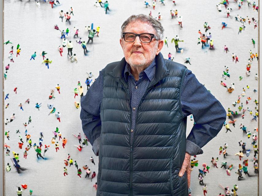 La obra de Juan Genovés destaca por su singular realismo político de fuerte denuncia social.