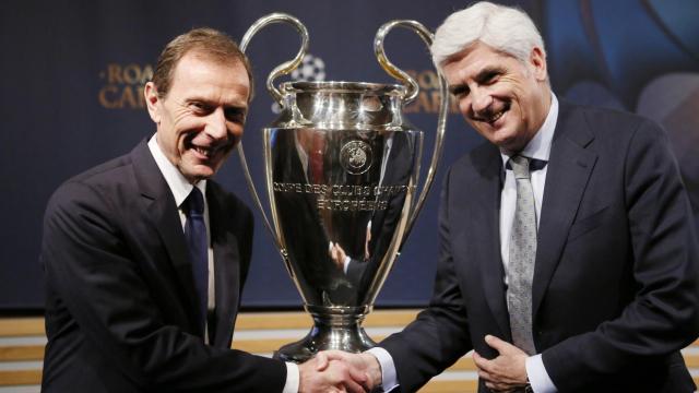 Emilio Butrageño, representante del Real Madrid en el sorteo, y Clemente Villaverde, su homólogo en el Atlético, posan tras conocer el cruce.