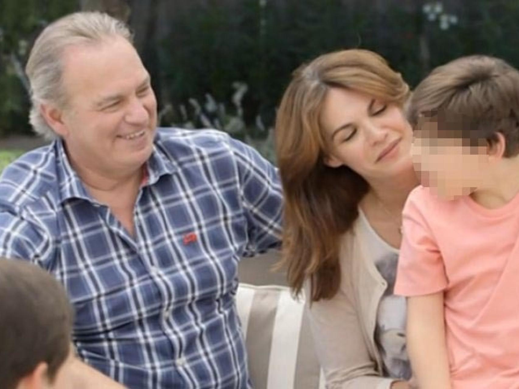 Bertín y Fabiola han empleado el método Doman (rechazado por la comunidad médica) para que su hijo Kike, con parálisis cerebral, mejorase.