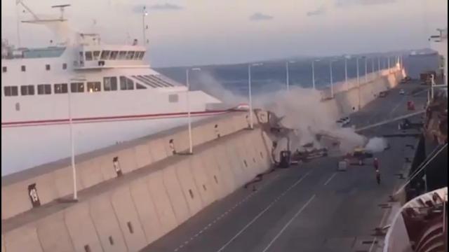 El ferry en el instante en el que choca contra el muro del puerto