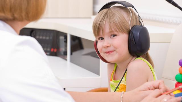 Una niña durante una prueba de potenciales auditivos.