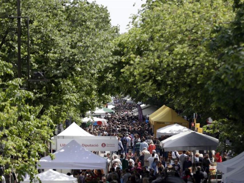 La fiesta de Sant Jordi en las Ramblas de Barcelona. Foto de archivo