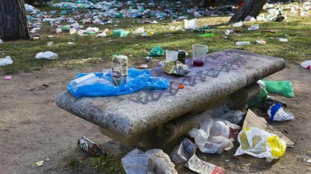 Restos de botellón en un parque