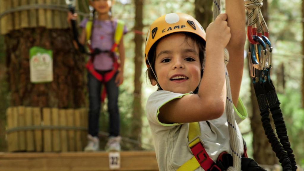 Los niños disfrutan de las tirolinas en el Acropark de La Palma.