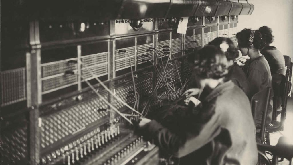 Mujeres con sus clavijas en la sección de Tráfico en Telefónica.