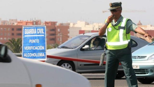 Un guardia civil durante un control de alcoholemia.