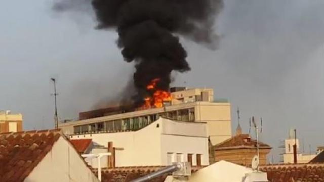 Vista del fuego en el bloque de viviendas
