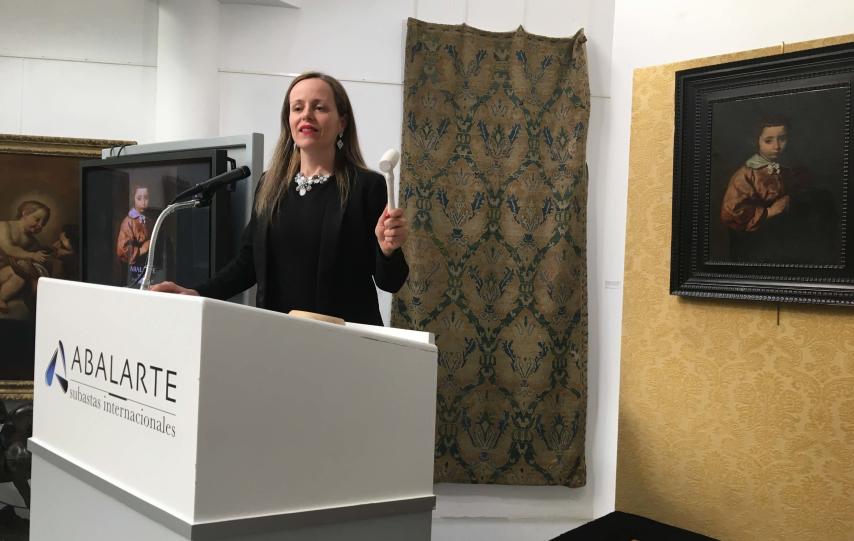 Mónica Martín, directora de la subasta en Abalarte, con el cuadro de Velázquez detrás.
