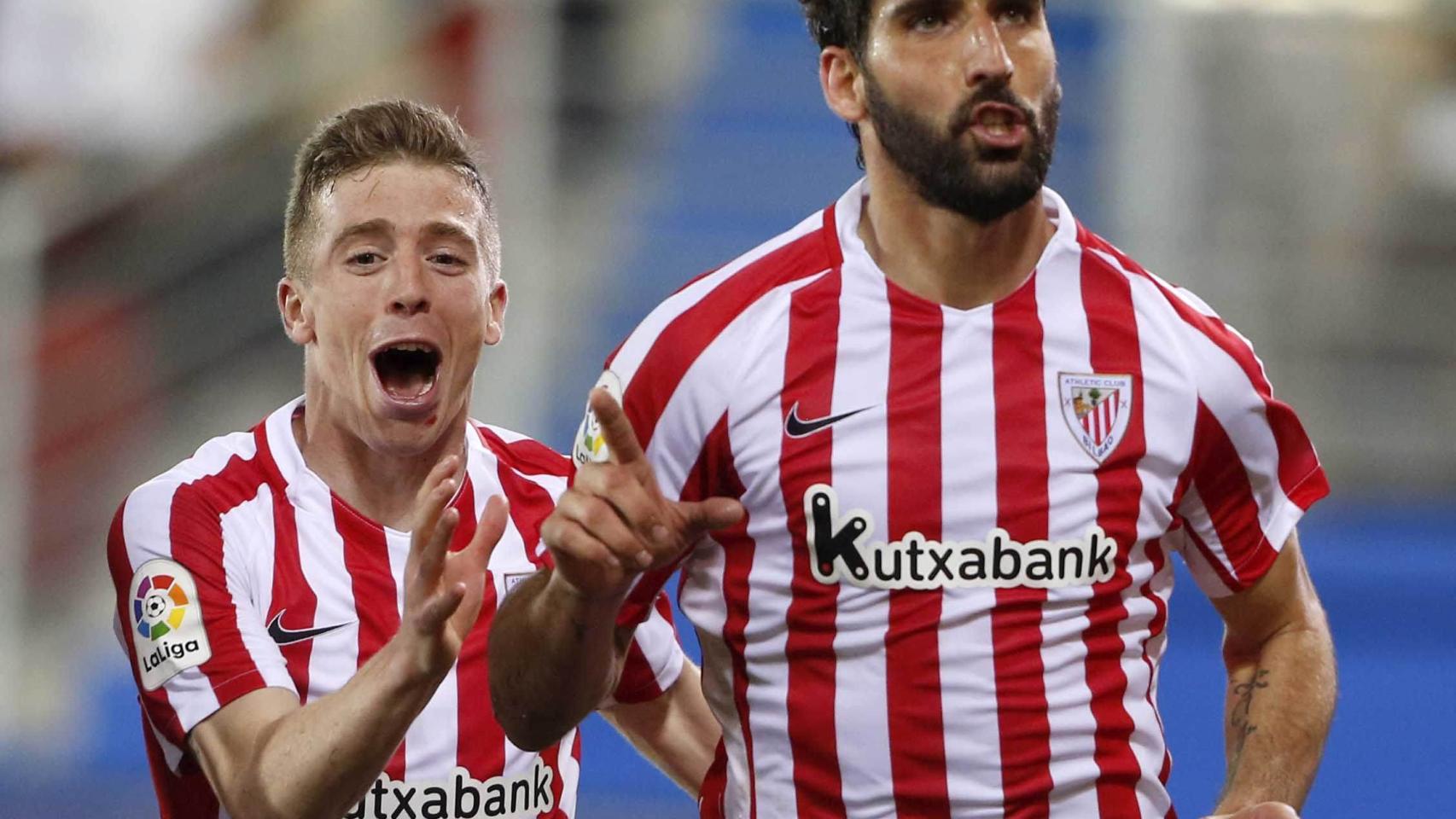 Raúl García celebra con Muniain el gol del Athletic en Eibar.