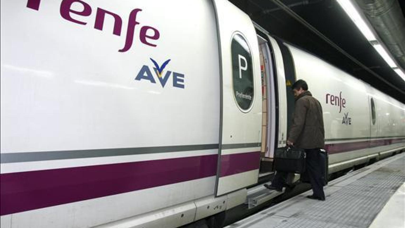 Un pasajero sube a un tren de Alta Velocidad,