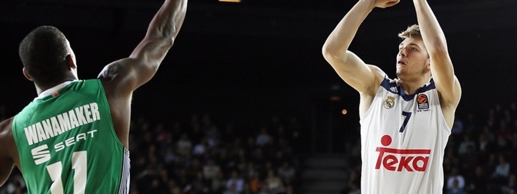 Luka Doncic frente a Brad Wanamaker en el último partido ante el Darussafaka en Estambul.