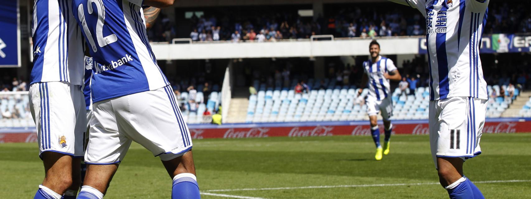 La Real Sociedad celebra un gol.