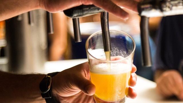 Un camarero sirve cerveza de grifo.