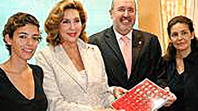 Bárbara K., con sus hijas Bárbara y Christina durante la entrega de una colección de monedas al alcalde de Vélez-Málaga.