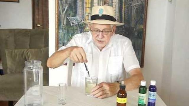 Josep Pàmies, el embaucador de la infusión, enseñando cómo preparar el MMS en su página web.