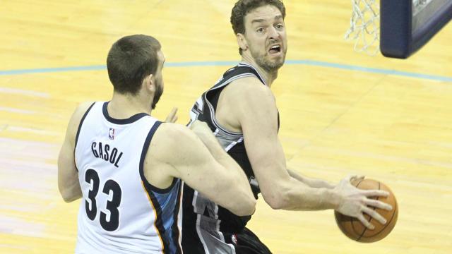 Pau Gasol se enfrenta a Marc .