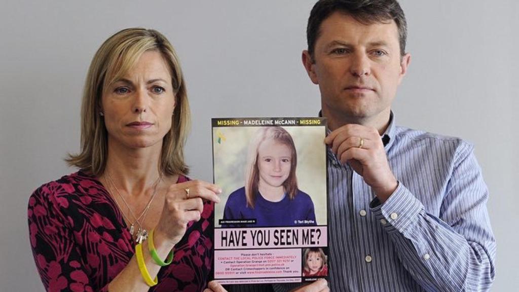 Kate y Gerry McCann junto a un retrato robot de su hija.