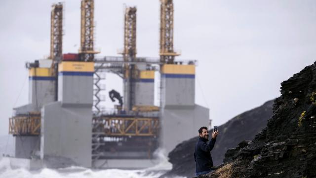 Encalla frente a Benalmádena un dique flotante de 43 metros de eslora