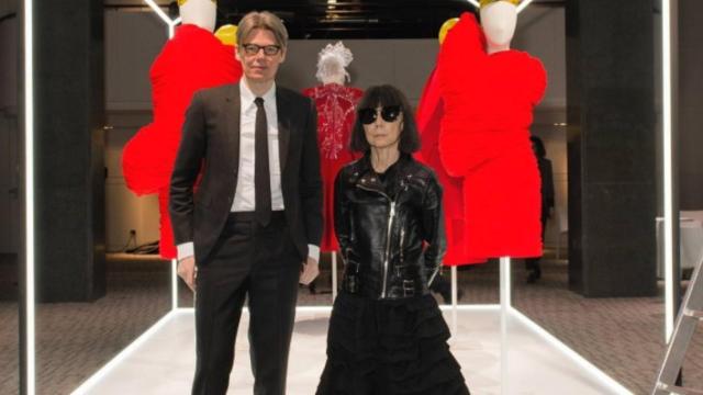 Rei Kawakubo con Andrew Bolton durante la presentación a prensa de la exposición. | Foto cortesía del MET.