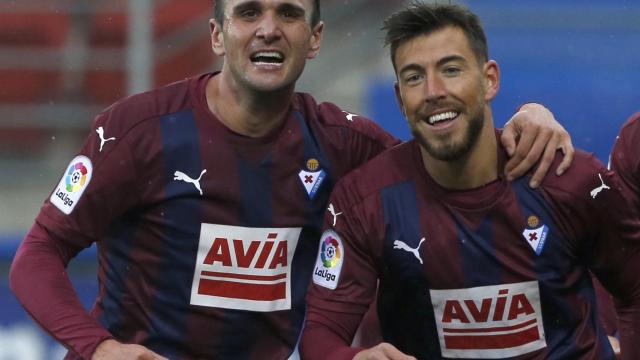 Sergi Enrich (derecha) celebra su gol.