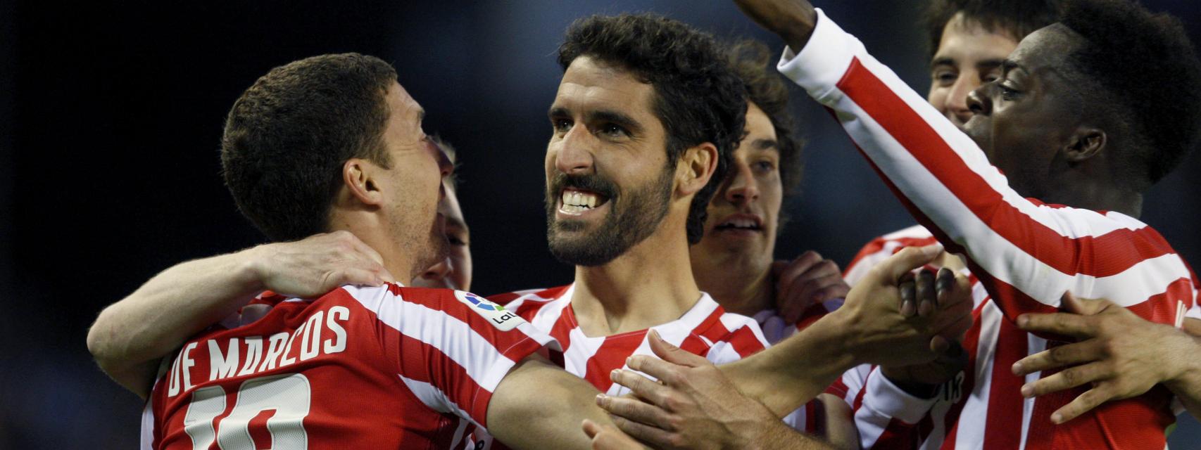 Raúl García celebra uno de sus goles con los compañeros.