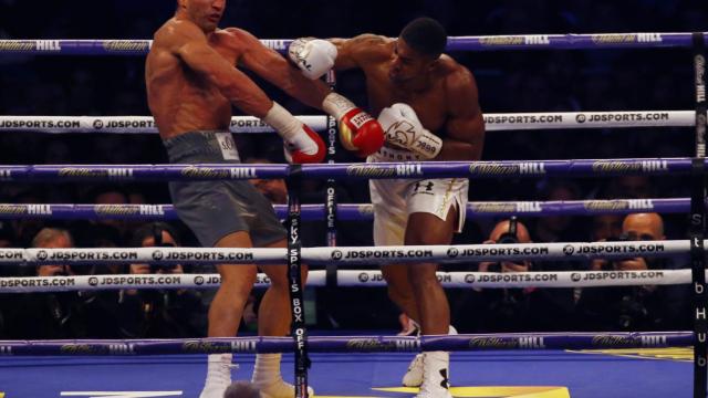 Momento del combate en el que Joshua ataca a su rival.
