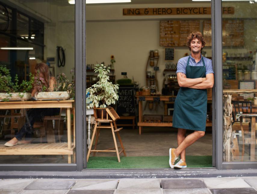 Un trabajador feliz en su empleo, al menos en el banco de imágenes Istock.