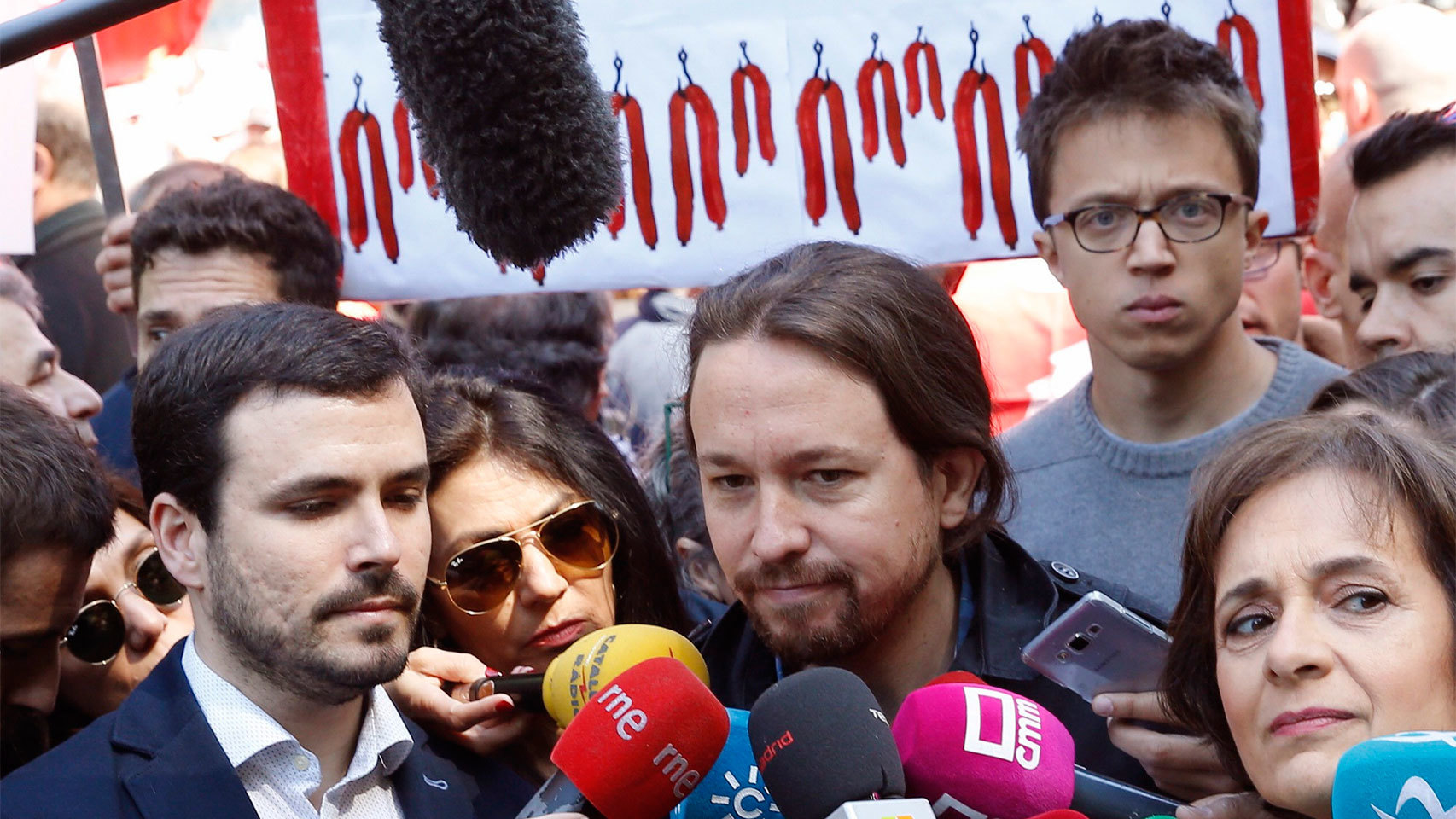 Pablo Iglesias atiende a los medios en presencia de Garzón y Errejón. / P.Campos (Efe)
