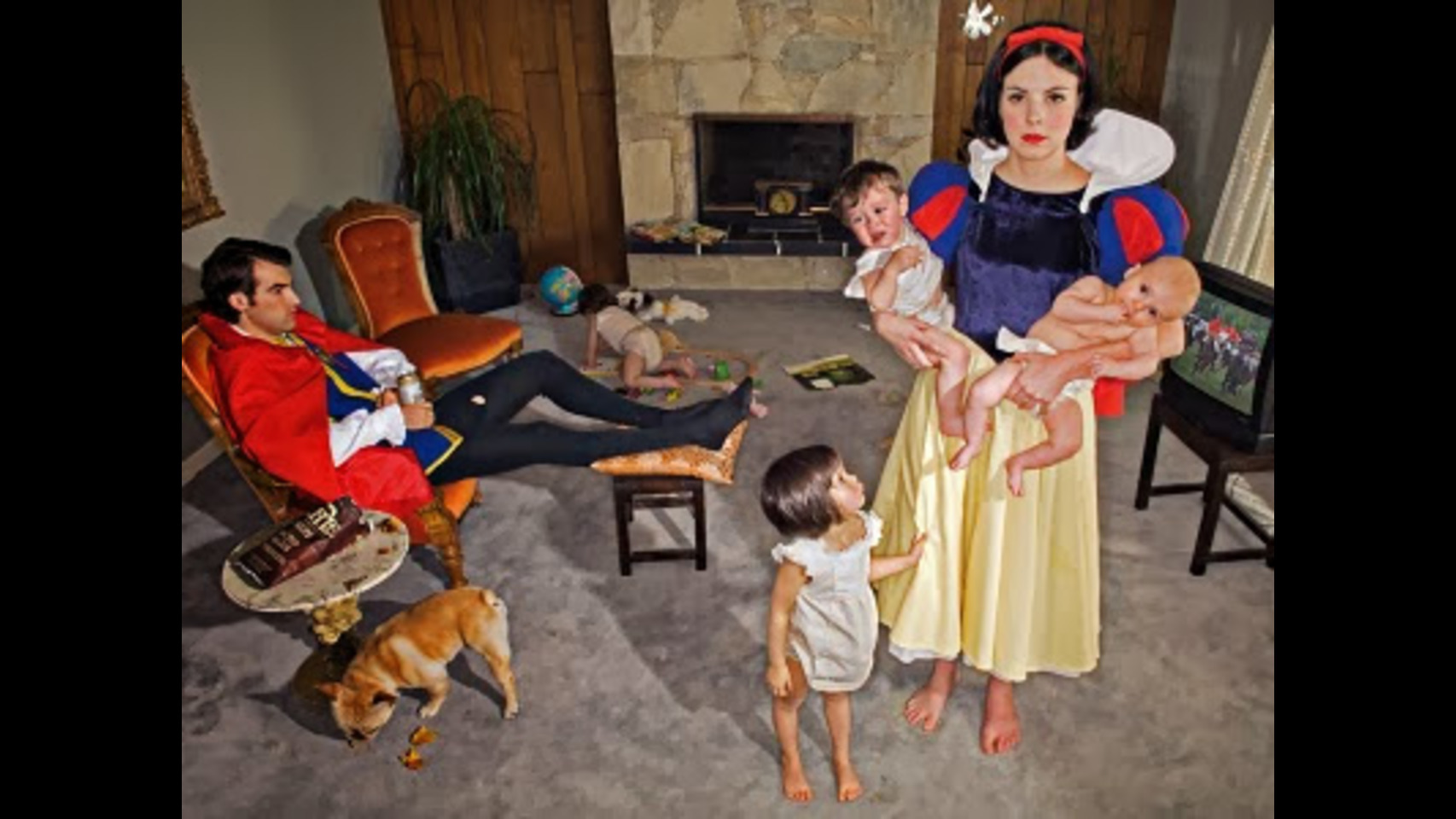 Una de las recreaciones de la fotógrafa  Dina Goldstein en su proyecto Princesas Caídas.