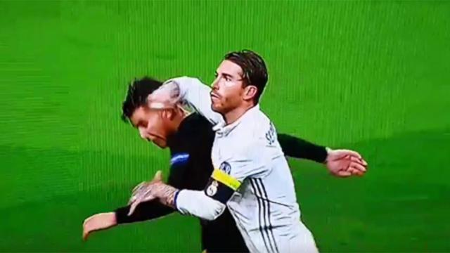 El codazo de Sergio Ramos a Lucas Hernández.