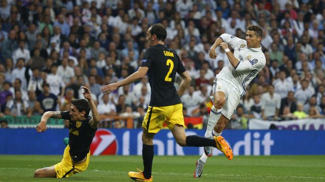 Cristiano Ronaldo remata tras fallo de Godín. Savic no llega a la pelota.