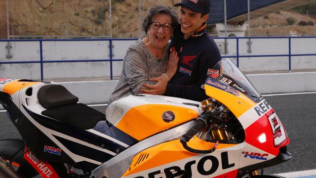 Paca y Marc Márquez posan en el circuito de Jerez.