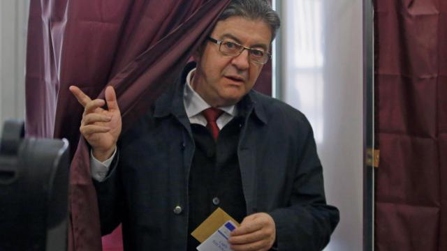 El candidato de Francia Insumisa tras votar en la primera vuelta de las presidenciales francesas