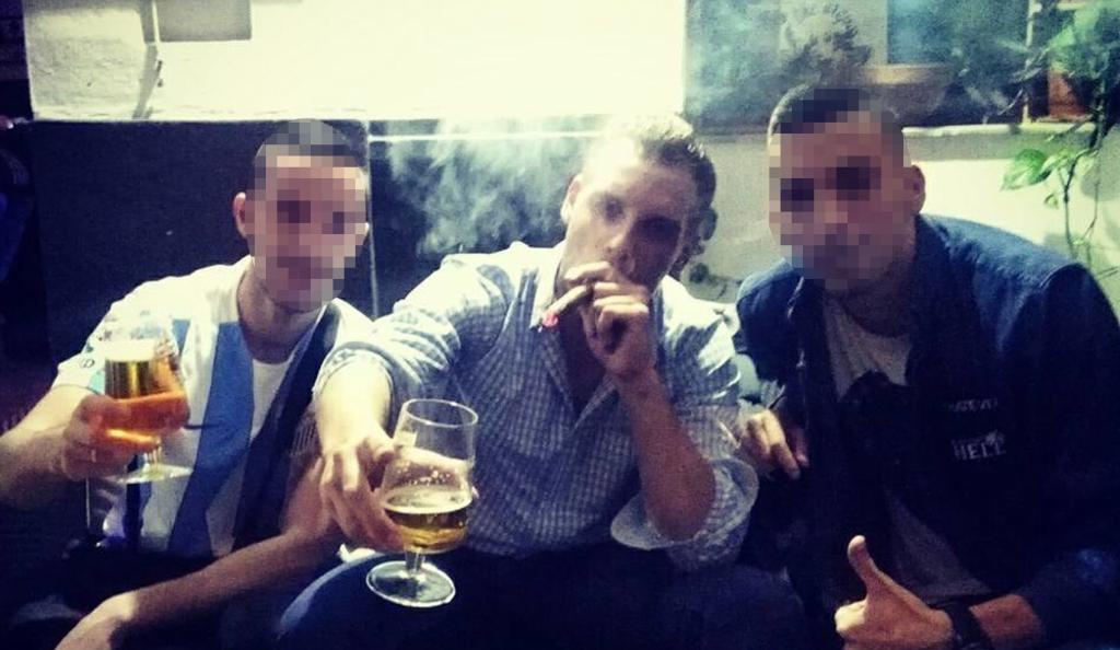 Alberto, en el centro con unos amigos.