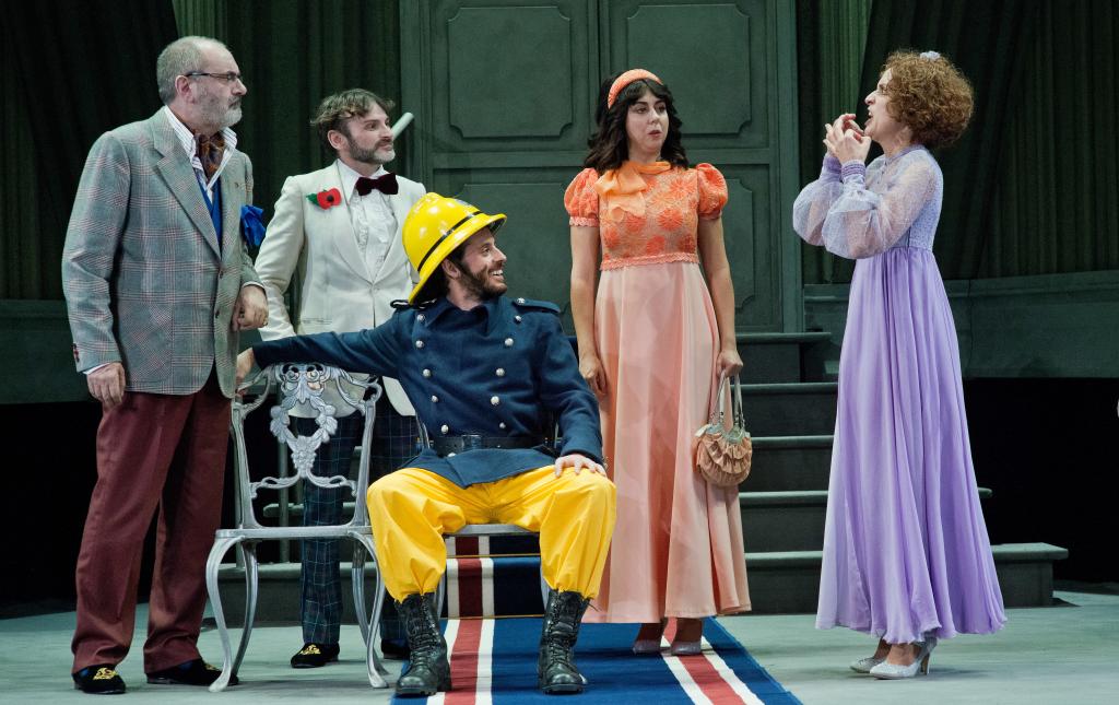 Escena de La cantante calva, en el Teatro Español.