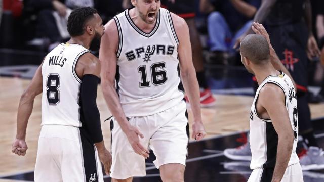 Pau Gasol en plena celebración junto a Patty Mills y Tony Parker este miércoles.