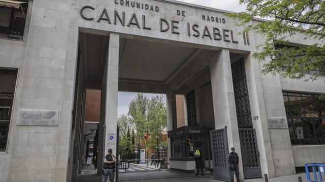 Agentes de la UCO de la Guardia Civil durante el registro al Canal de Isabel II.