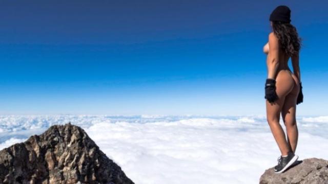 La modelo de Playboy Jaylene Cook, en la cima del monte Taranaki, en Nueva Zelanda.