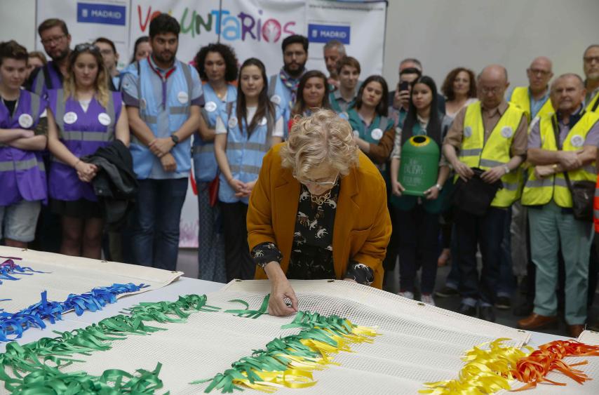 La alcaldesa Carmena ha colocado el primera lazo de la bandera gay que lucirá el Ayuntamiento