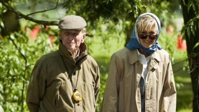 Felipe de Edimburgo junto a Lady Penny en el campo.