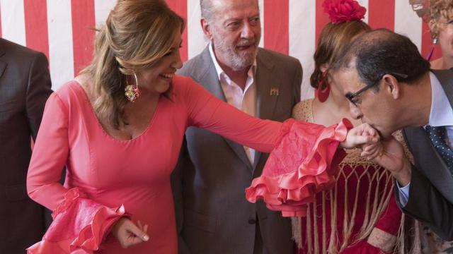 El rector de la Universidad de Sevilla, Miguel Ángel Castro, besa la mano a Susana Díaz.