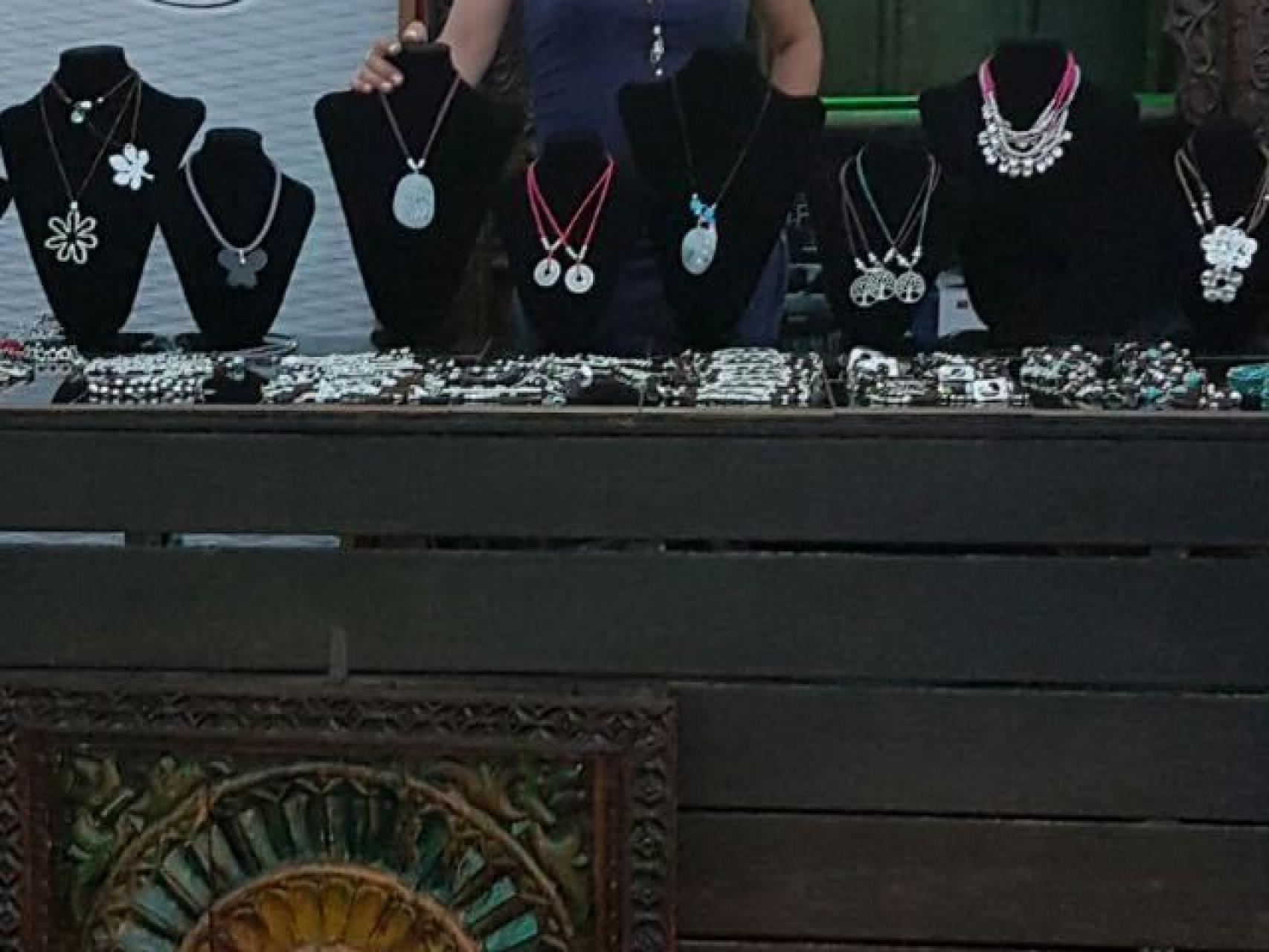 Ana Garrido subsiste con la venta de pulseras y collares desde que denunció la trama Gürtel.