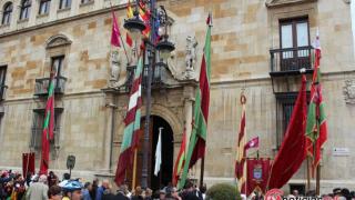 Foto 4.- Pendones en la fachada