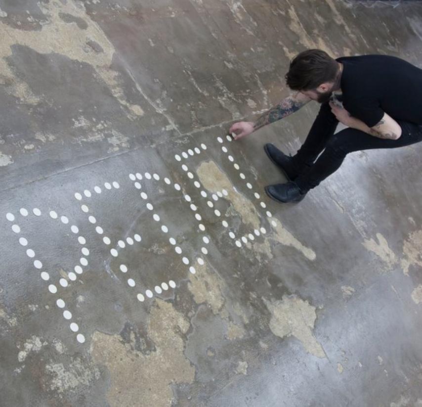 Abel Azcona coloca las hostias consagradas para formar la palabra Pederastia.