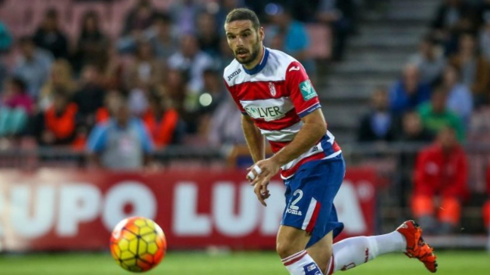 Lomban disputa un balón. Foto granadacf.es