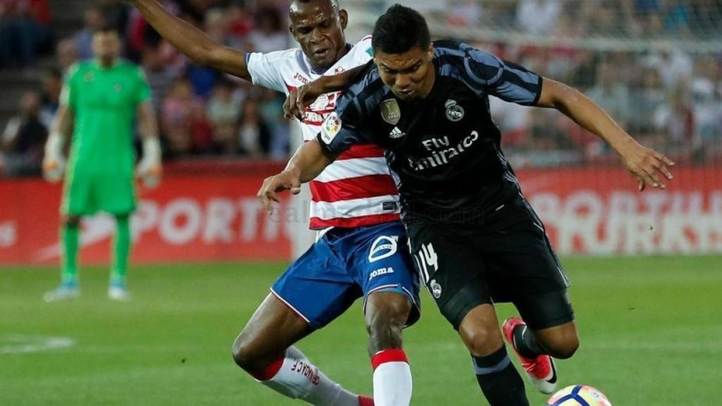 Casemiro pelea un balón
